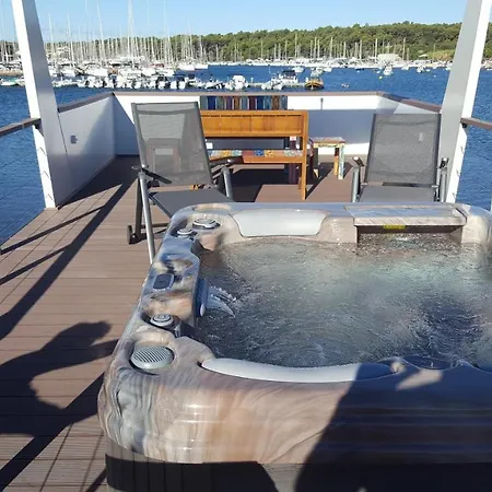 House Boat - Floating House Astrid Ferienhaus Pula